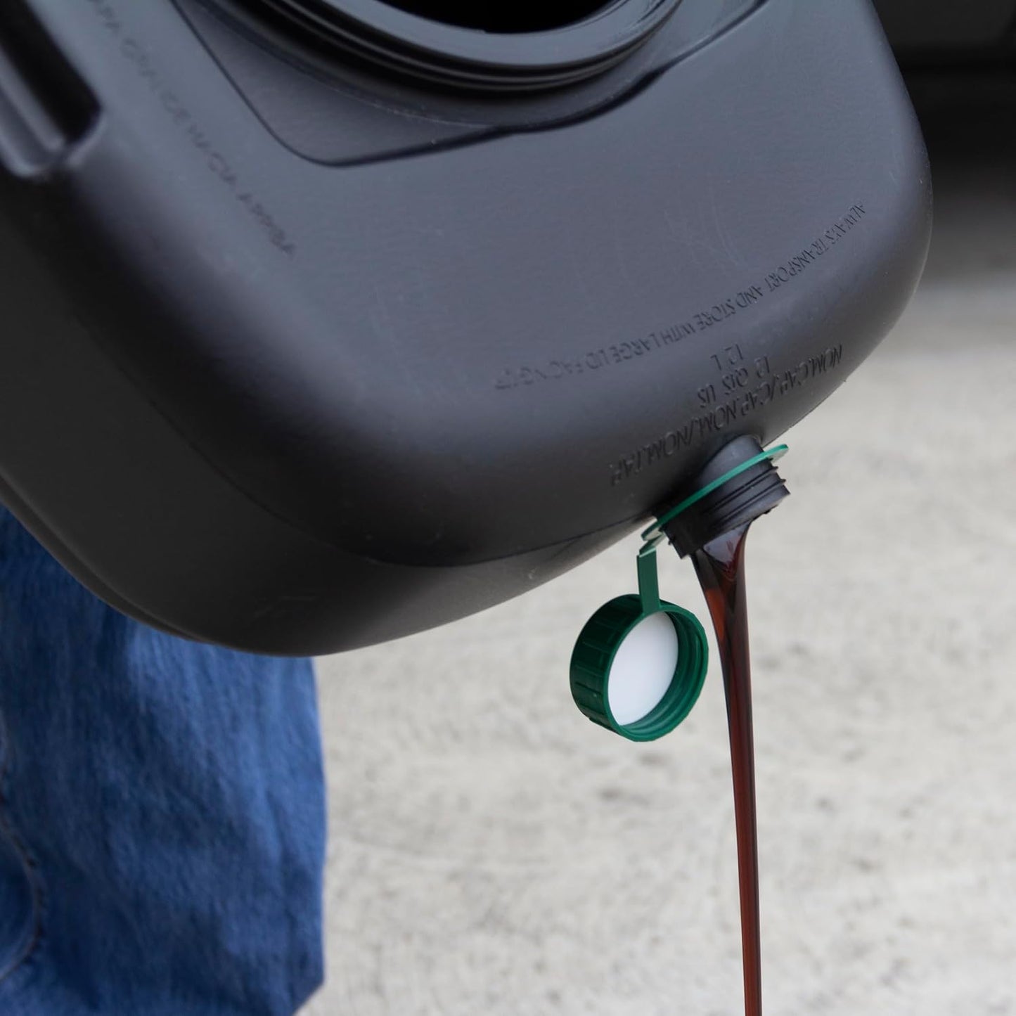 Scepter AM07029 7.3 Quart Oil Drain Pan with Lid, Filter Drain Screen, and Pour Spout for Automotive Fluids Including Engine Oil, Anti-Freeze, Transmission Fluid and More, 12" x 12-3/4" x 5.6"
