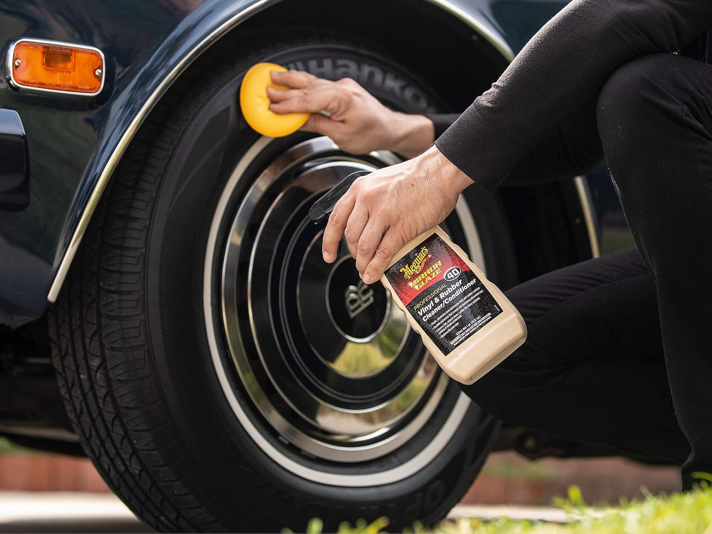 Meguiar's M40 Mirror Glaze Vinyl and Rubber Cleaner and Conditioner M4016, Screens Out UV Rays and Leaves Behind a Natural Sheen, Comes in a Convenient Spray Bottle, 16 Oz