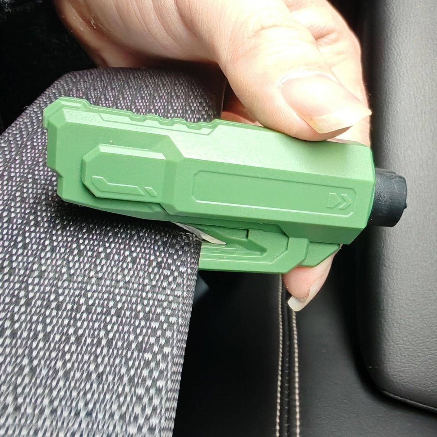 4PCS Car Window Breaker Seatbelt Cutter, Portable 2 in 1 Seatbelt Cutter and Window Glass Breaker Keychain Emergency Escape Tool for Cars