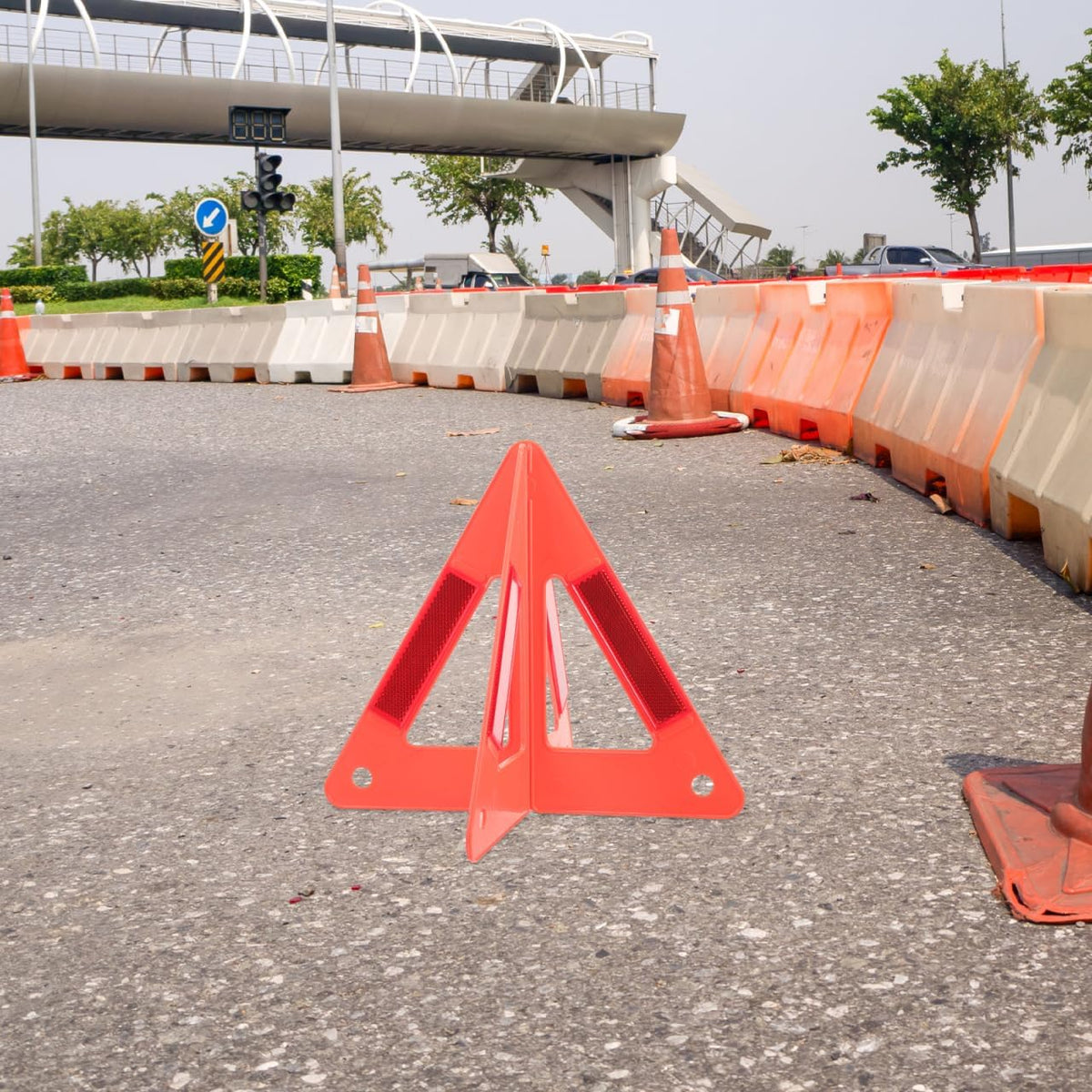 Amosfun Reflective Road Safety Kit Safety Triangle Warning Sign for Car Roadside Assistance Emergency Reflective Triangle for Work Trucks Trailers Tractors Portable Road Warning Sign