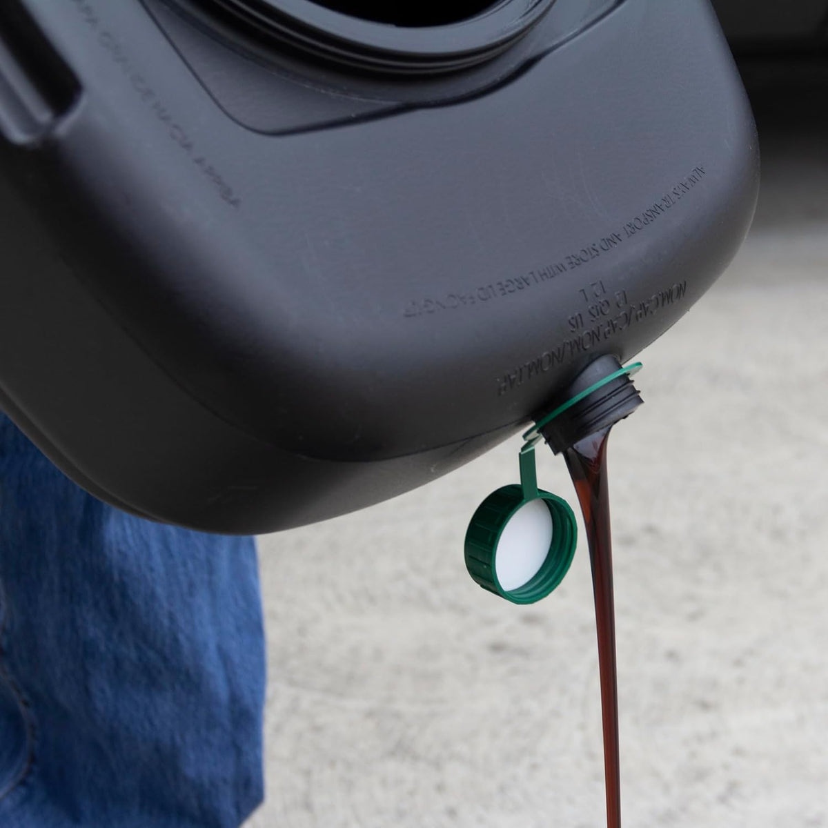 Scepter AM07029 7.3 Quart Oil Drain Pan with Lid, Filter Drain Screen, and Pour Spout for Automotive Fluids Including Engine Oil, Anti-Freeze, Transmission Fluid and More, 12" x 12-3/4" x 5.6"