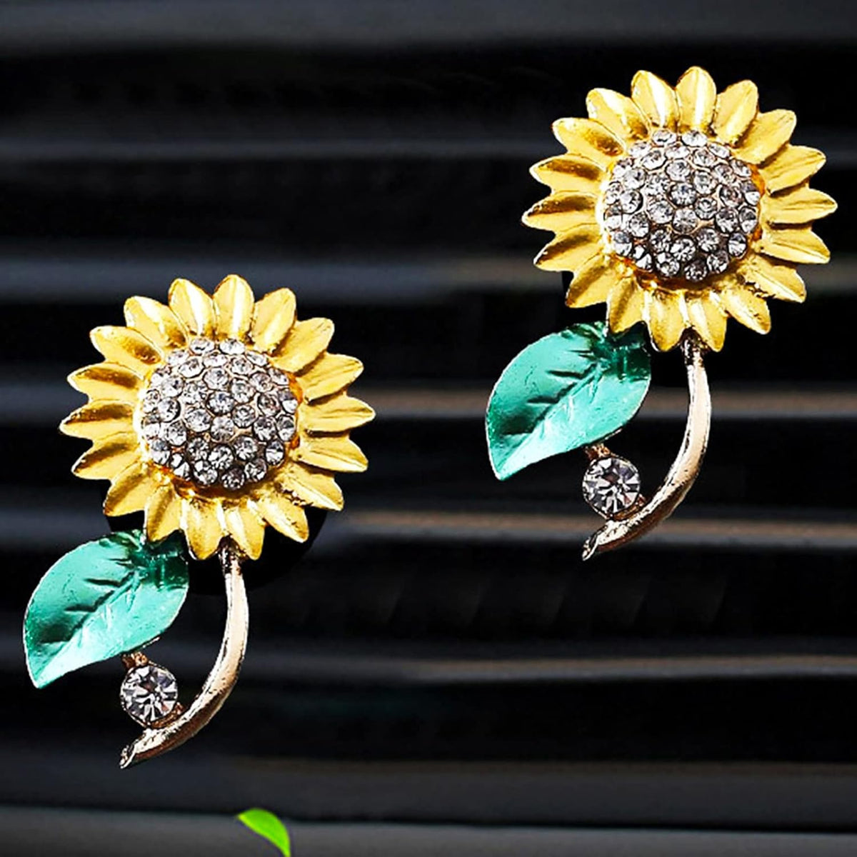 2 Pieces Small Bee Air Vent Clips Bling Bee Car Accessories Cute Car Air Freshener Rhinestone Gift Decorations Charm Car Clip Interior Air Vent Decor