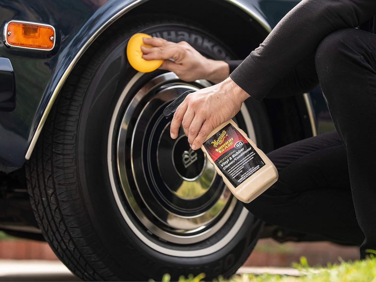 Meguiar's M40 Mirror Glaze Vinyl and Rubber Cleaner and Conditioner M4016, Screens Out UV Rays and Leaves Behind a Natural Sheen, Comes in a Convenient Spray Bottle, 16 Oz
