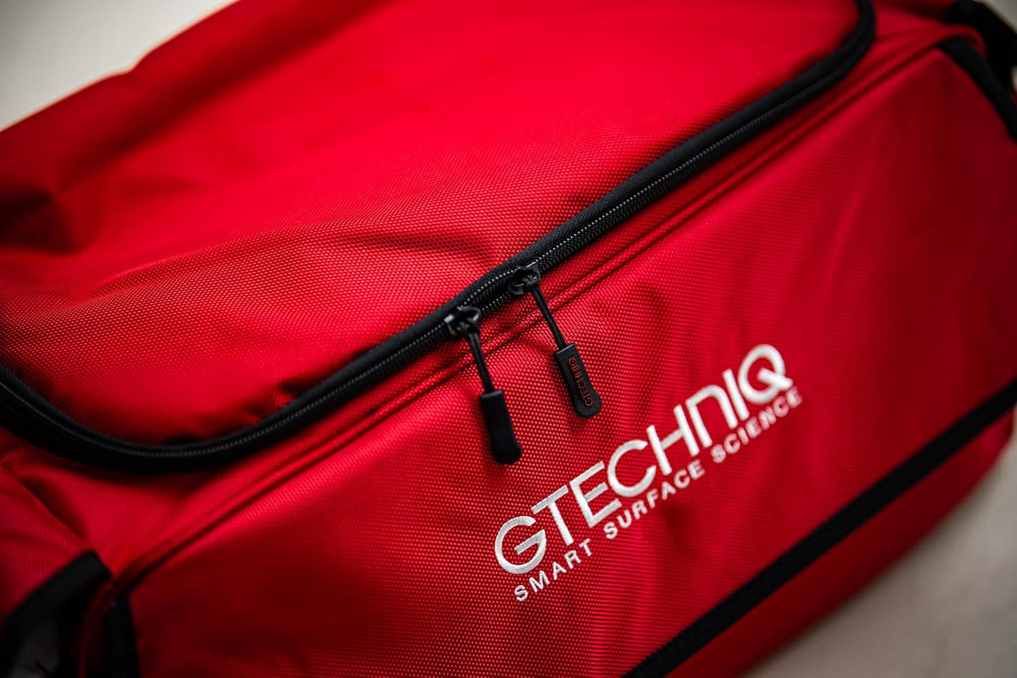 Gtechniq Detailer Bag for Cars, 26.8" x 9.8" x 11" | Organize and Store Your Detailing Products and Polishing Machines, Configurable Inside, Two Side Pockets with Elastic Retainer, Large Front Pocket