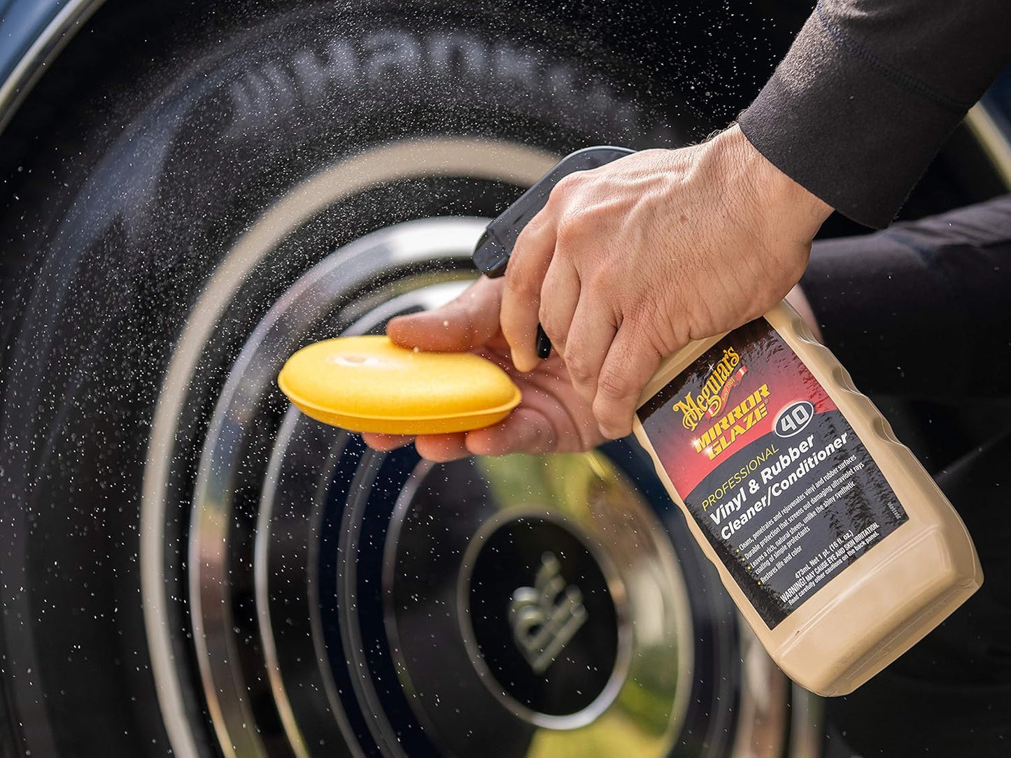 Meguiar's M40 Mirror Glaze Vinyl and Rubber Cleaner and Conditioner M4016, Screens Out UV Rays and Leaves Behind a Natural Sheen, Comes in a Convenient Spray Bottle, 16 Oz