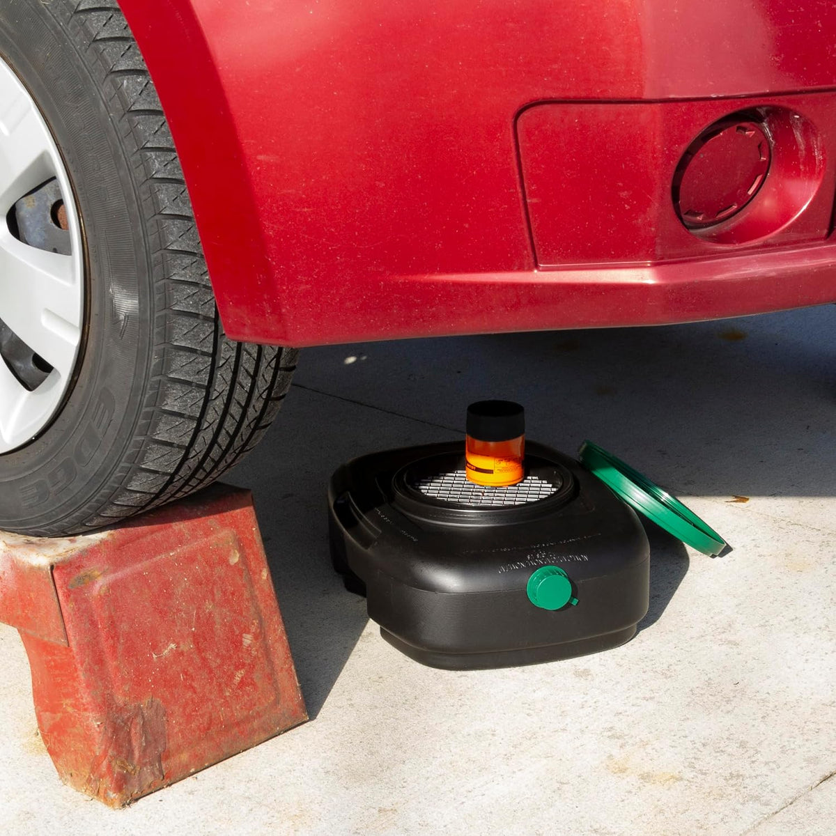 Scepter AM07029 7.3 Quart Oil Drain Pan with Lid, Filter Drain Screen, and Pour Spout for Automotive Fluids Including Engine Oil, Anti-Freeze, Transmission Fluid and More, 12" x 12-3/4" x 5.6"